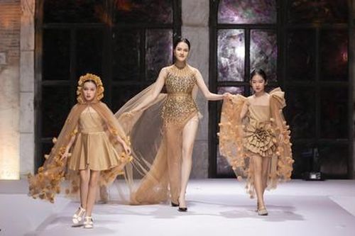 Dàn người mẫu nhí rạng rỡ trên sàn diễn thời trang dành cho trẻ em