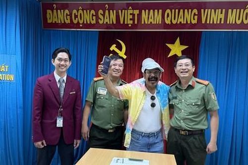Du khách nước ngoài vui mừng nhận lại tài sản từ Công an Cửa khẩu Tân Sơn Nhất