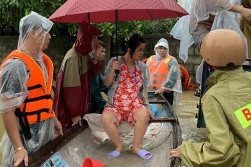 Thừa Thiên – Huế: Công an vượt lũ đưa nhiều sản phụ, người già đến bệnh viện