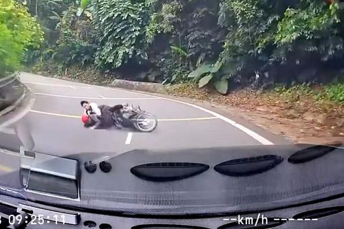 Đổ đèo tốc độ cao, hai thanh niên ngã nhào trước đầu ô tô