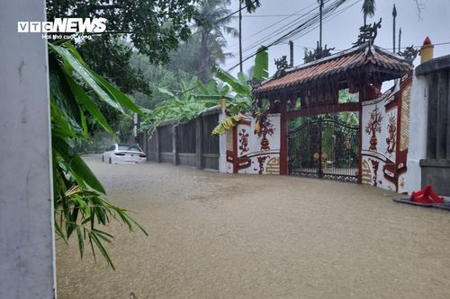 Ô tô, xe máy ngâm trong nước lũ, người dân Huế 'khóc ròng'