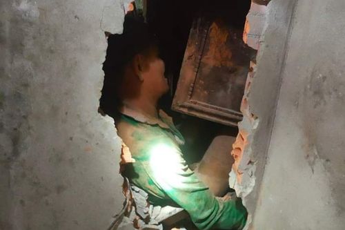Đục tường giải cứu 2 vợ chồng bị vùi lấp trong vụ sạt lở ở Thừa Thiên - Huế