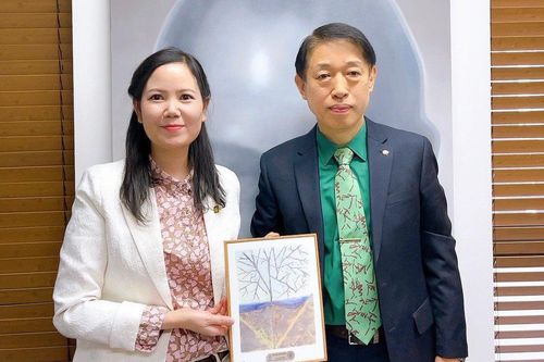 Họa sĩ Kim Đức tặng tranh cho Chủ tịch Hiệp hội nghệ thuật quốc tế