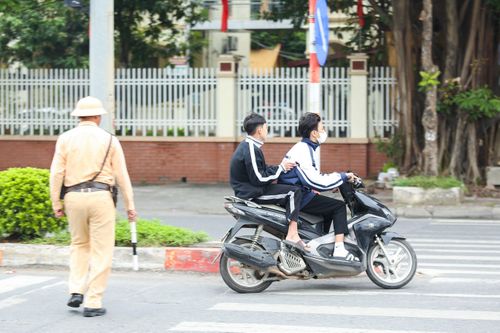 Thấy bóng dáng CSGT, học sinh đầu trần vội vã phóng xe bỏ chạy