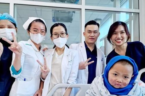 Bé 5 tuổi bị ong đốt hơn 40 nốt hồi phục ngoạn mục