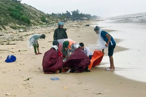 Con mất tích, mẹ tử vong thương tâm do lật ghe ở Huế