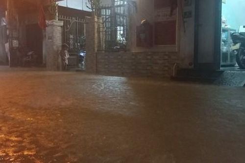 Nước lên nhanh, người dân Huế trắng đêm kê cao đồ ứng phó với lũ