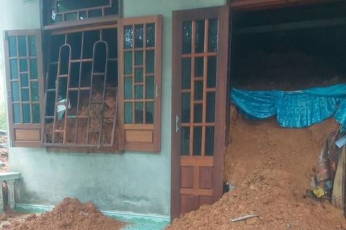 Giải cứu hai vợ chồng bị vùi lấp do hàng trăm khối đất đá sạt lở vào nhà