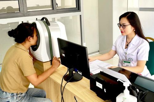 Bỏng rát mặt, làn da bị tàn phá nặng nề vì làm đẹp theo mạng xã hội