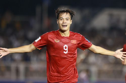 Văn Toàn ghi bàn đầu tiên sau gần 1 năm cho ĐT Việt Nam