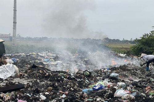 Bãi rác tự phát bên lò đốt 'cửa đóng then cài'