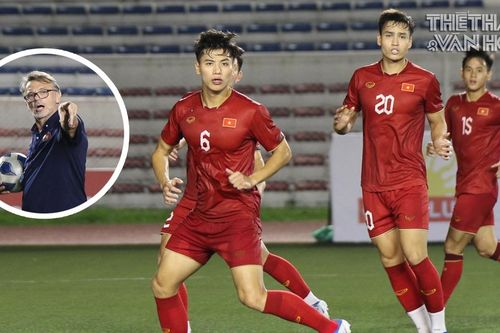 HLV Troussier đích thân hướng dẫn luyện tập một bài phòng ngự để khắc chế ĐT Philippines