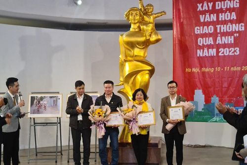 Khai mạc triễn lãm ảnh 'Tuyên truyền xây dựng văn hóa giao thông năm 2023'