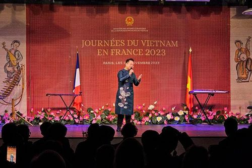 Nghệ sĩ 9x Thanh Phong mang ví, giặm đến Paris