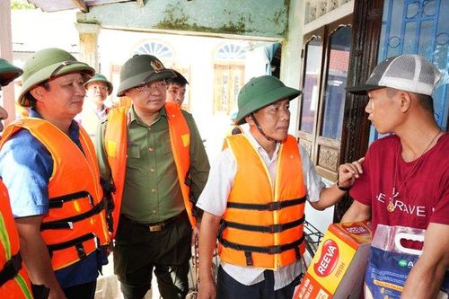 Lãnh đạo tỉnh Thừa Thiên Huế thăm hỏi, chỉ đạo khắc phục hậu quả lũ lụt tại 'rốn lũ' huyện Quảng Điền