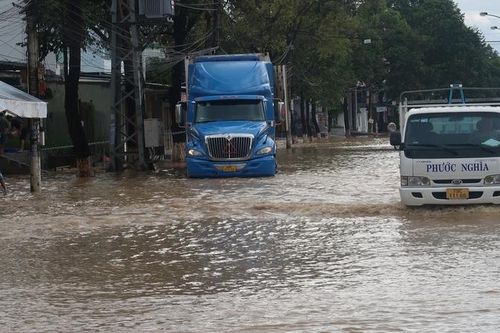 Khánh Hòa mưa lớn, ngập trên diện rộng, 1 cháu bé tử vong do đuối nước