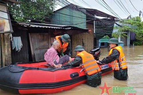 Thừa Thiên Huế: Bộ đội, dân quân đến nơi trọng yếu giúp dân