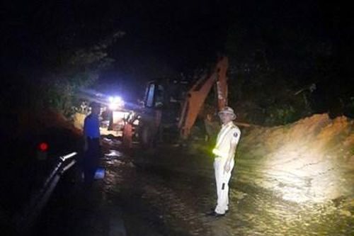 Quảng Nam: Điểm sạt lở trên đường Hồ Chí Minh đã khắc phục xong