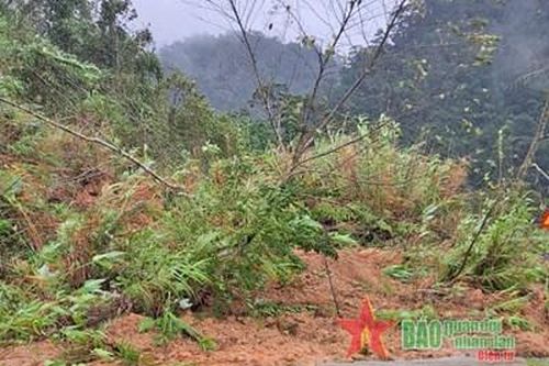 Kon Tum: Sạt lở đường Đông Trường Sơn gây ách tắc giao thông