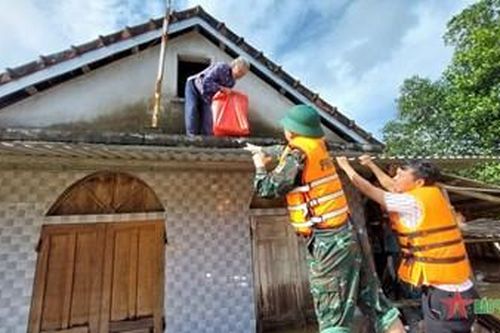 Bộ đội, dân quân Thừa Thiên Huế khẩn trương giúp dân dọn lũ