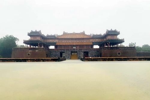 Thành phố Huế chìm trong biển nước