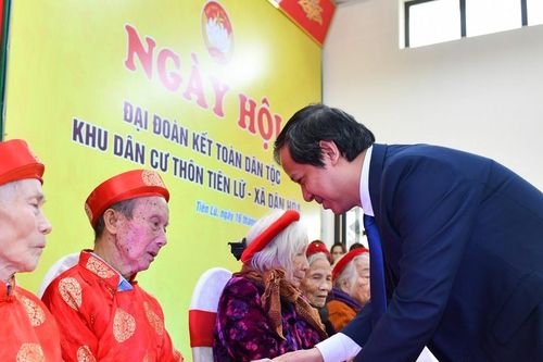 Bộ trưởng Bộ GD-ĐT Nguyễn Kim Sơn tặng quà hộ nghèo