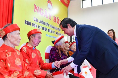 Bộ trưởng Nguyễn Kim Sơn tặng quà hộ nghèo trong ngày hội Đại đoàn kết dân tộc