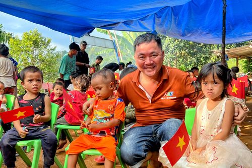 Từ người chuyển tải thông tin thành người đồng hành cùng giáo dục vùng cao