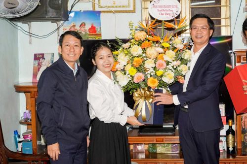 Lãnh đạo TP Hải Phòng thăm, tặng quà nhà giáo nhân dịp 20/11