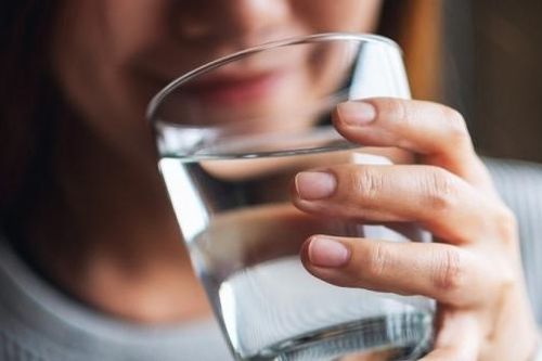 4 lưu ý cần thiết khi uống nước vào buổi sáng giúp bảo vệ sức khỏe