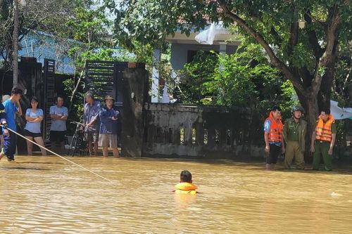 Tìm kiếm bé 3 tuổi rơi xuống sông