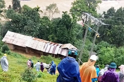 Hàng chục người vượt 30km khiêng nữ bệnh nhân gãy xương đùi đi cấp cứu