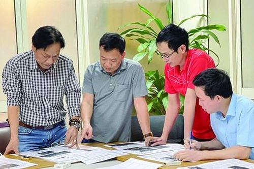 Những người sau mặt báo