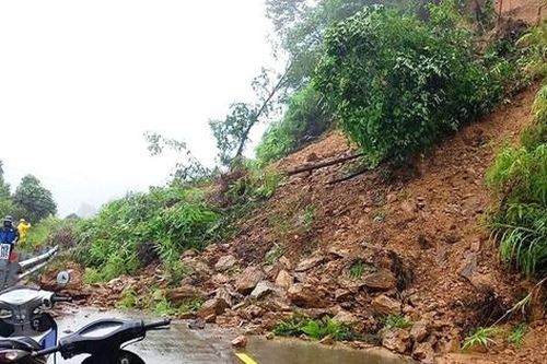 Tắc đường Hồ Chí Minh nhánh tây qua TT-Huế do sạt lở đất