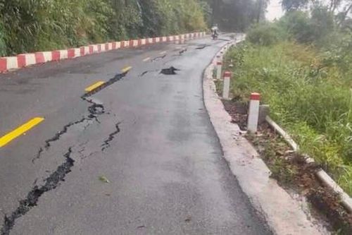 Sau mưa lớn, hàng chục mét đường trên Quốc lộ 24 'nứt toác'