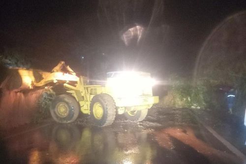 Sạt lở nghiêm trọng đường Hồ Chí Minh, gây ách tắc giao thông