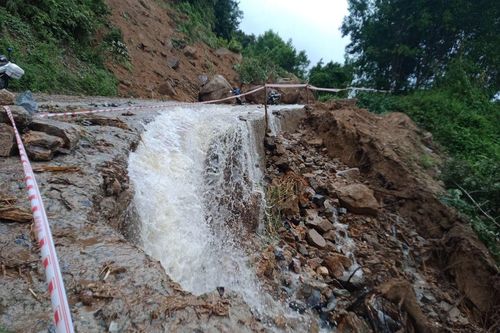 Bình Định: Mưa lũ gây sạt lở, giao thông bị chia cắt, hàng nghìn học sinh nghỉ học