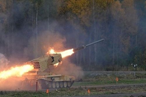 Khoảnh khắc 'hỏa thần' TOS-1A của Nga pháo kích căn cứ Ukraine