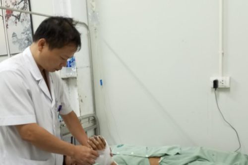 Bé trai Hà Nội dập nát bàn tay vì tự chế pháo