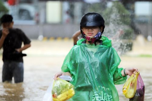 Mưa lớn kèm xả lũ, ngoại thành Nha Trang ngập tứ phía