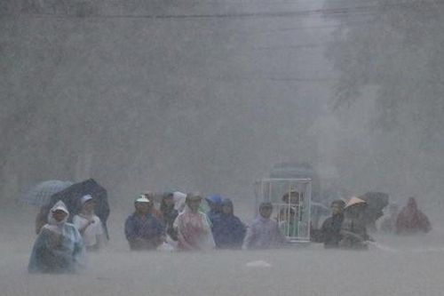 Mưa lớn vượt ngưỡng dự báo, người dân Thừa Thiên-Huế trở tay không kịp