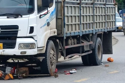 Trượt ngã sang làn đường ngược chiều, người đi xe máy bị xe tải cán trúng