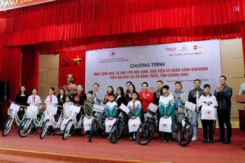 Quảng Ninh tặng quà, xe đạp cho học sinh, giáo viên khó khăn