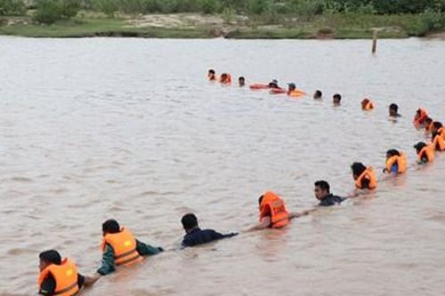 Xúc động cả trăm người trầm mình dưới nước lạnh tìm kiếm cháu học sinh mất tích