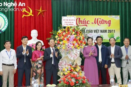 Chủ tịch Ủy ban Mặt trận Tổ quốc tỉnh Nghệ An thăm, chúc mừng các đơn vị giáo dục tại Thị xã Thái Hòa