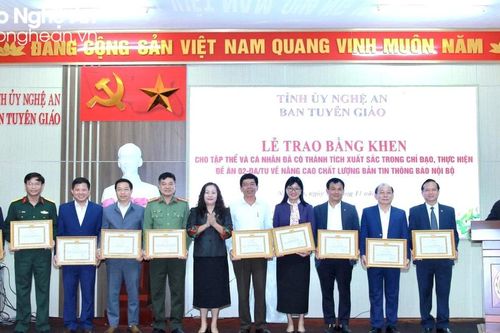 Trao Bằng khen cho tập thể và cá nhân xuất sắc trong chỉ đạo, thực hiện Bản tin nội bộ ở Nghệ An