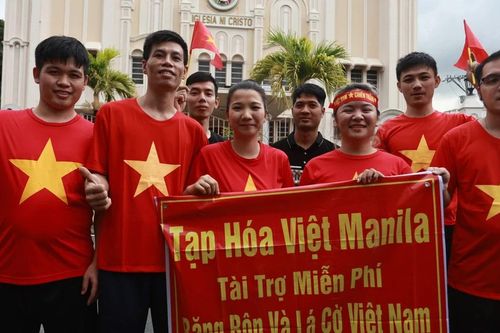 Cổ động viên Việt Nam tại Philippines cắt phép, đổi ca làm việc để đi cổ vũ đội tuyển quốc gia