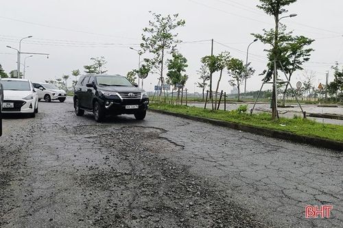 Đường Ngô Quyền xuất hiện nhiều điểm hư hỏng nặng