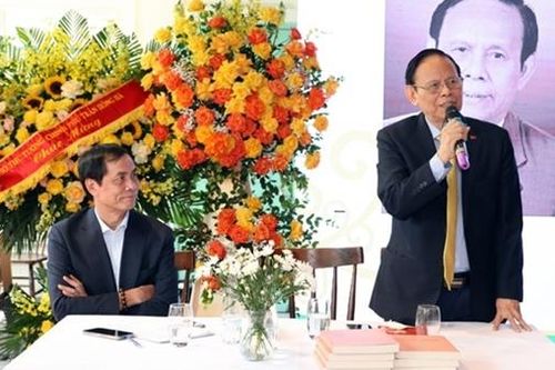'Nhà báo già', 'Nhà thơ trẻ' Nguyễn Hồng Vinh