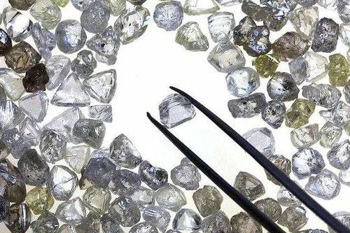 Ủy ban châu Âu đề xuất cấm nhập khẩu kim cương và đá quý của Nga